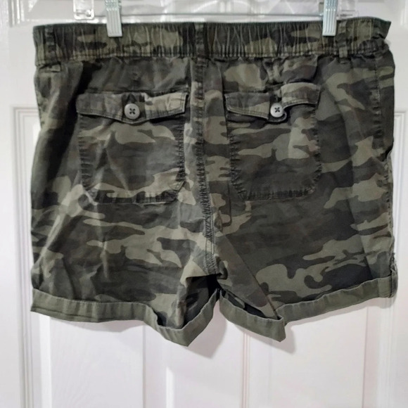 Social Standard by Sanctuary Army Green Camo Utility Shorts in Size XXL - Picture 5 of 9